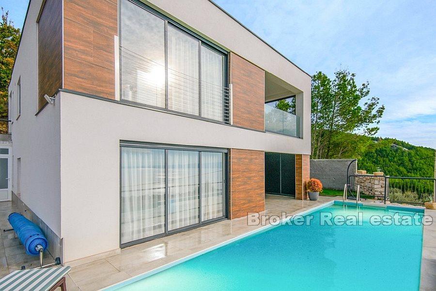 Moderne Villa mit Meerblick zu vermieten