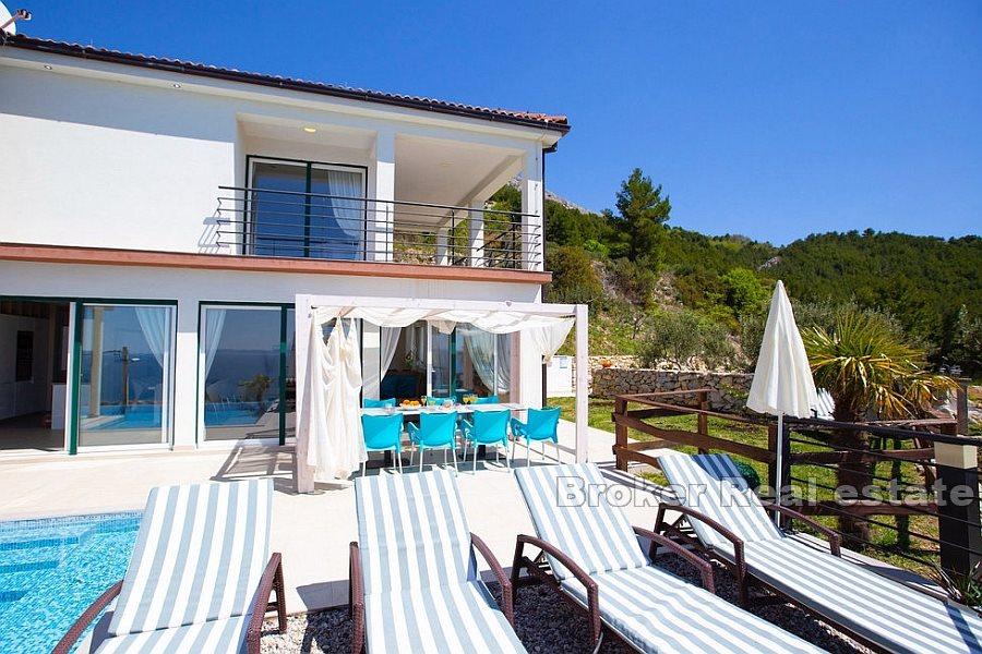 Moderne Villa mit Meerblick zu vermieten