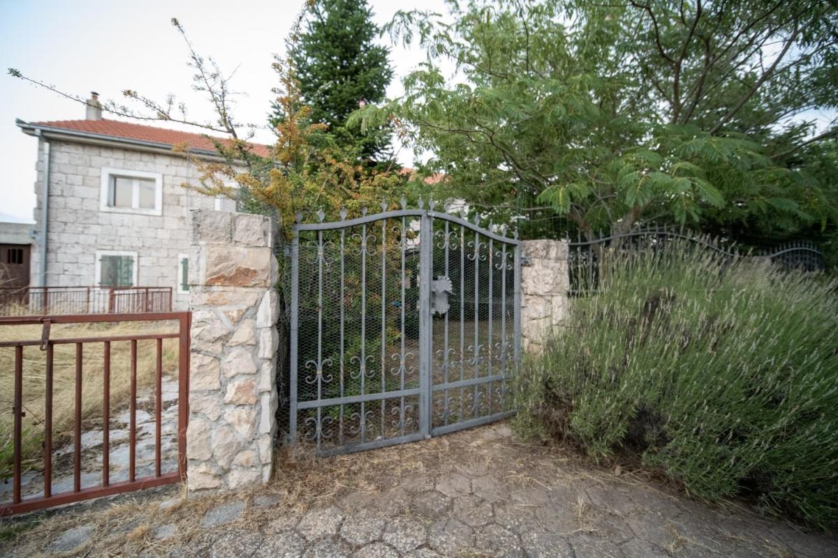 Obiteljska kuća s pogledom prirodu