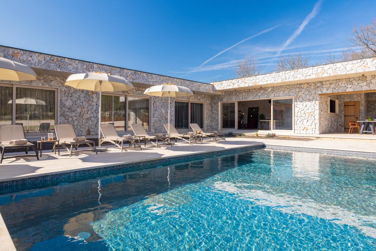 Einzigartige Villa mit Pool und Tennisplatz in der Nähe von Split