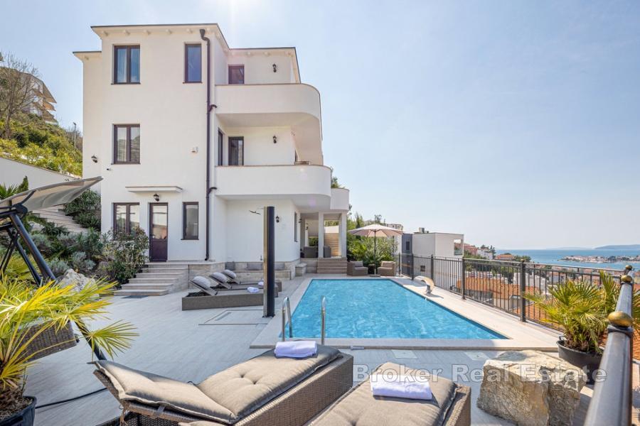 Moderno appartamento con piscina e vista mare