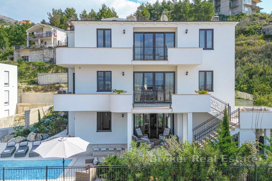 Moderno appartamento con piscina e vista mare