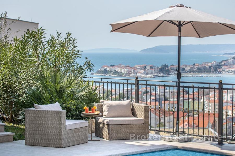 Moderno appartamento con piscina e vista mare