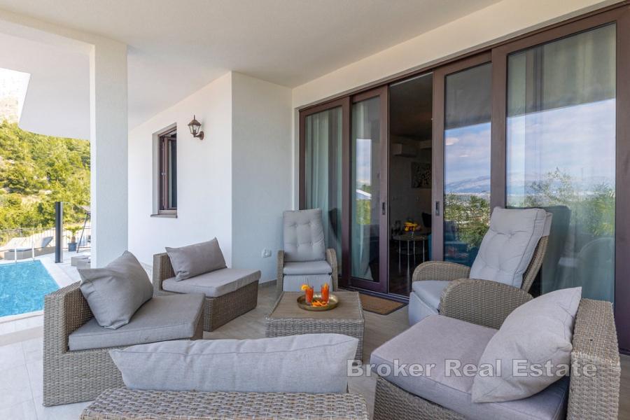 Moderno appartamento con piscina e vista mare