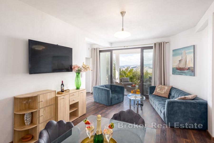 Moderno appartamento con piscina e vista mare