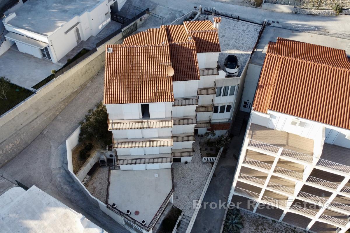 Apartmánový dům se soukromým přístupem na pláž v první řadě u moře