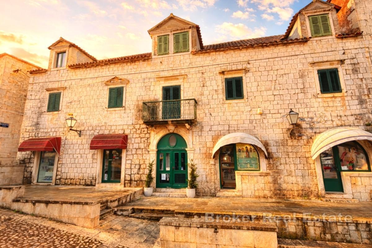 Kulturelles Erbe mit Wohnungen, Einfamilienhaus und Gewerbeeinheiten im Herzen von Makarska