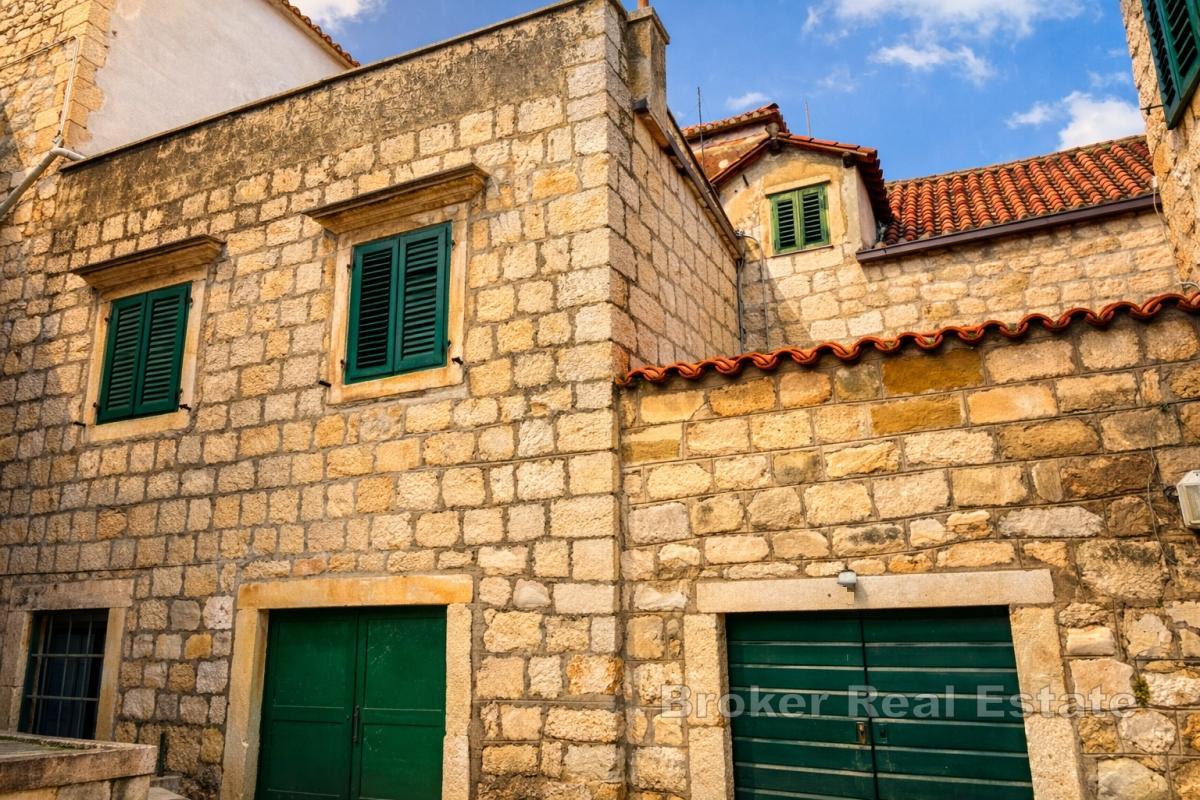 Kulturelles Erbe mit Wohnungen, Einfamilienhaus und Gewerbeeinheiten im Herzen von Makarska