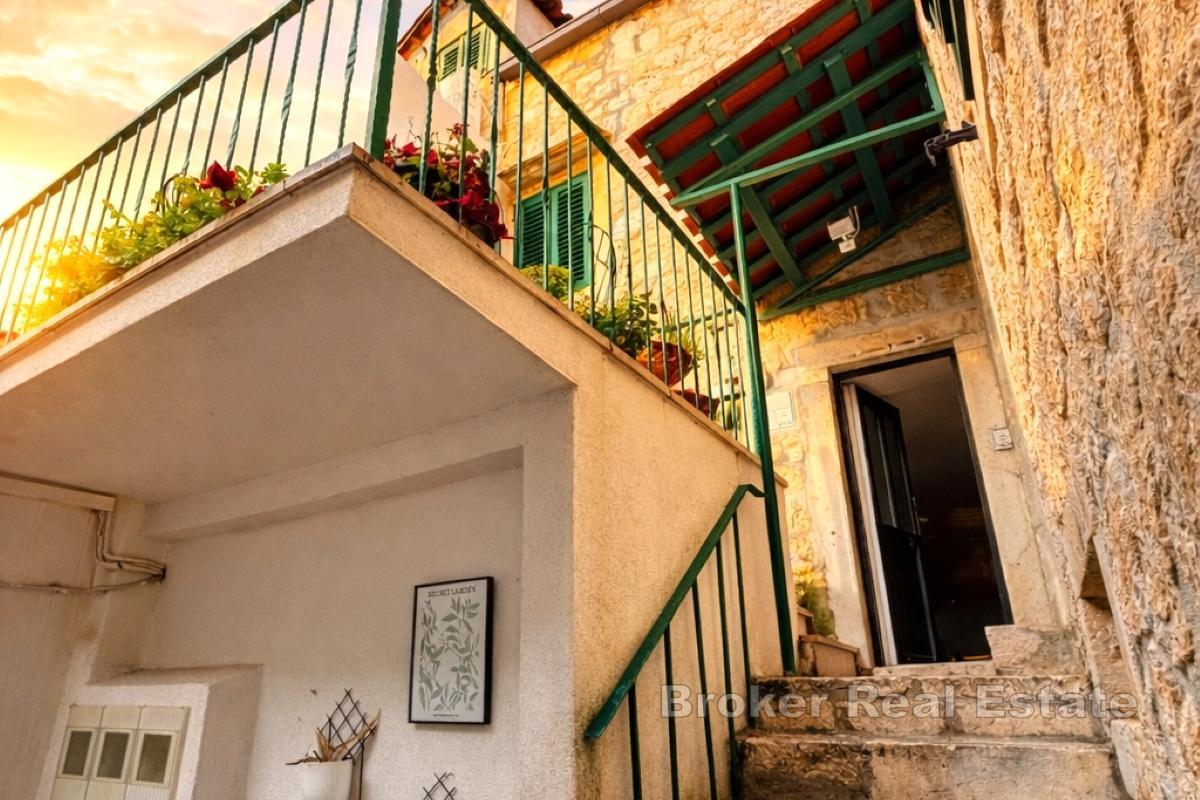 Kulturelles Erbe mit Wohnungen, Einfamilienhaus und Gewerbeeinheiten im Herzen von Makarska