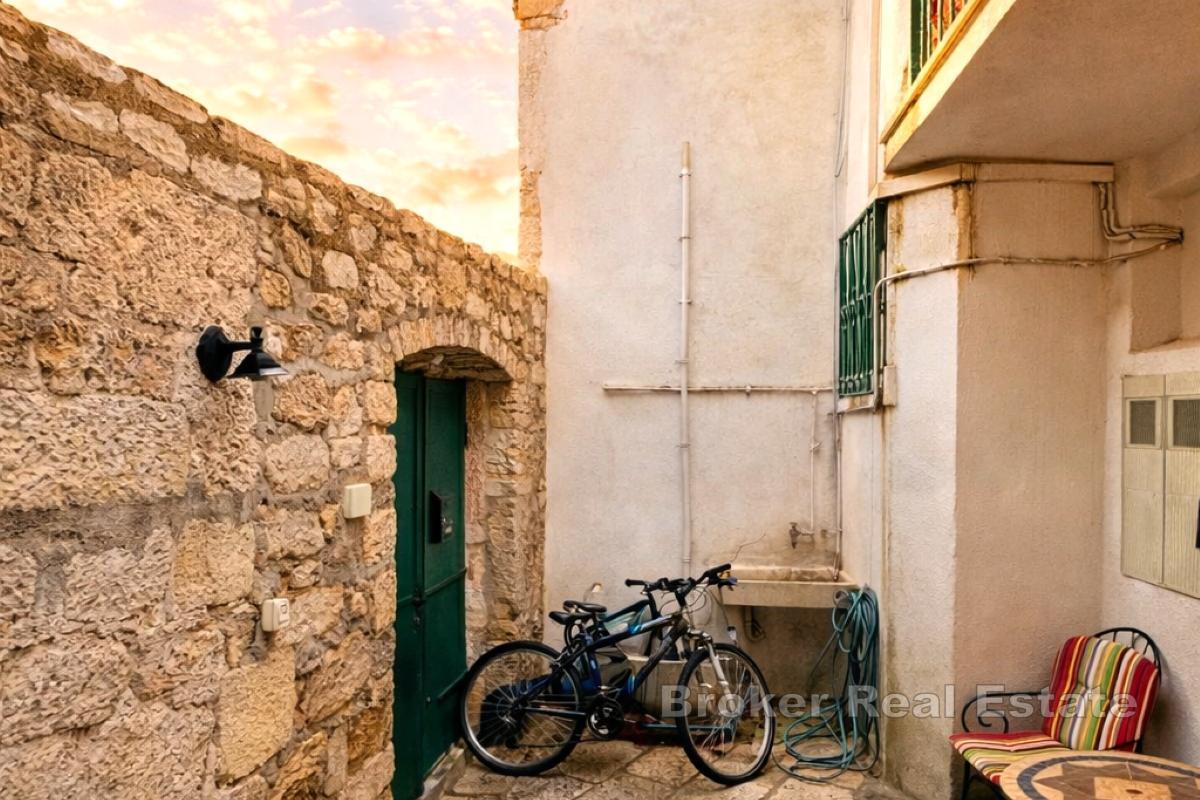 Kulturelles Erbe mit Wohnungen, Einfamilienhaus und Gewerbeeinheiten im Herzen von Makarska