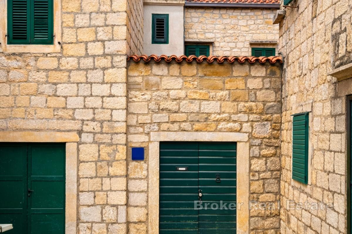Kulturelles Erbe mit Wohnungen, Einfamilienhaus und Gewerbeeinheiten im Herzen von Makarska