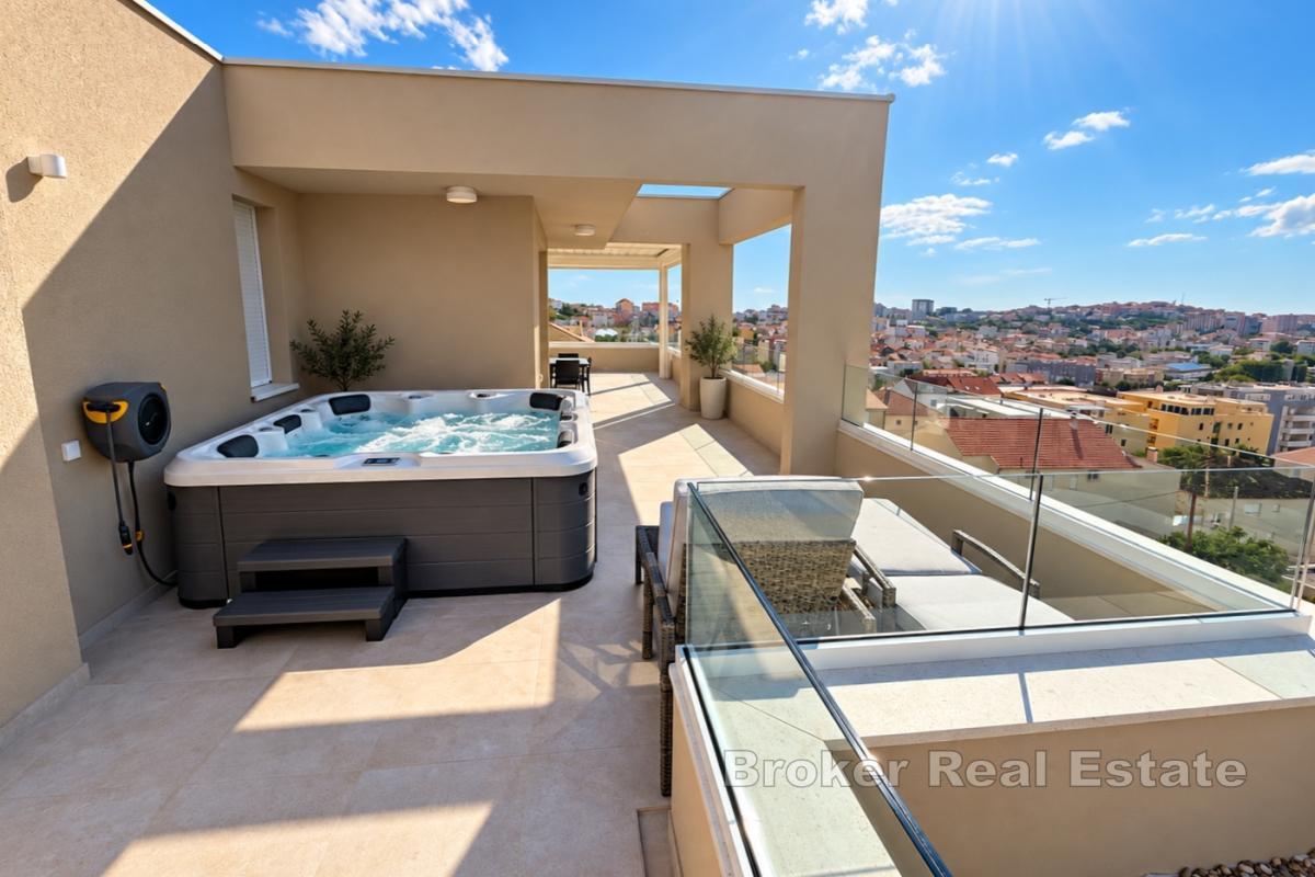 Attico moderno con due camere da letto, 68 m² + terrazza di 150 m²