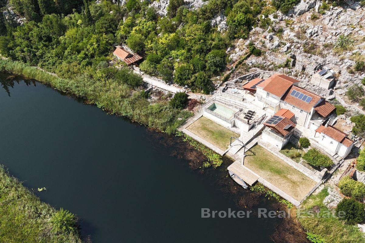 Autentisk hus i Podbrijest, Neretva-elvedalen