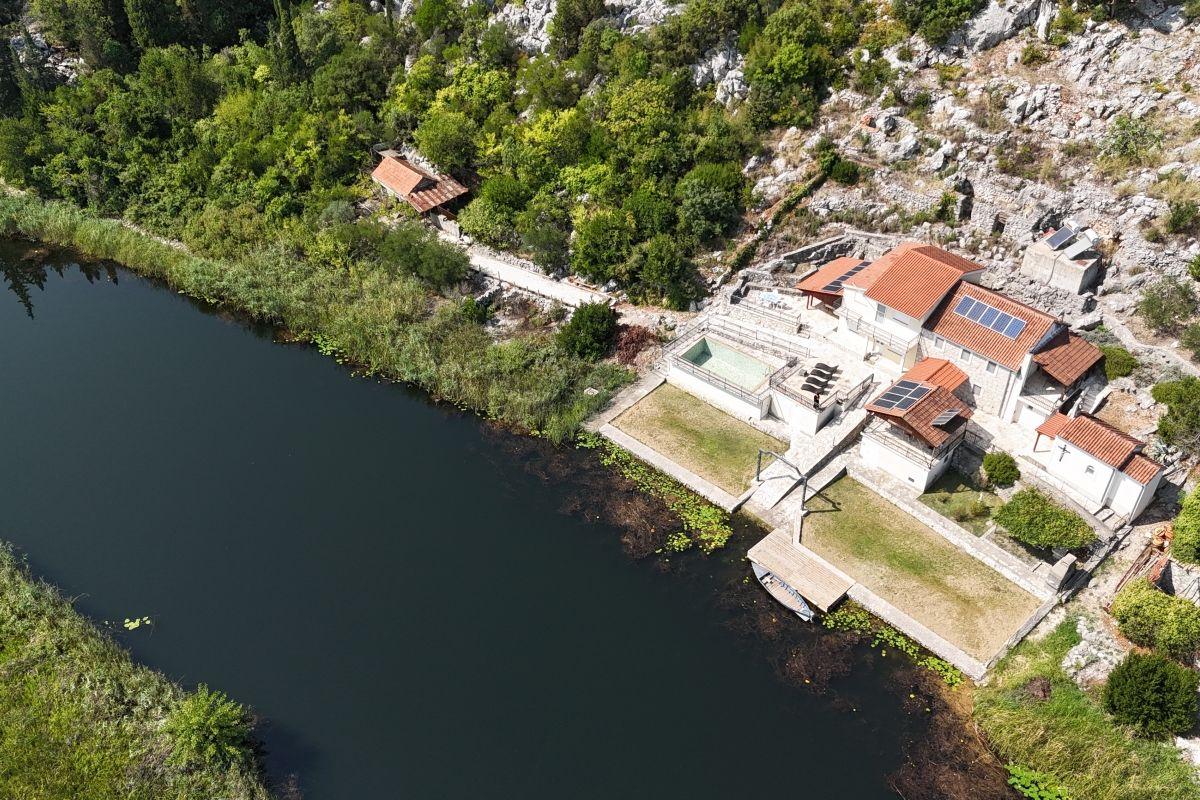Autentisk hus i Podbrijest, Neretva-elvedalen