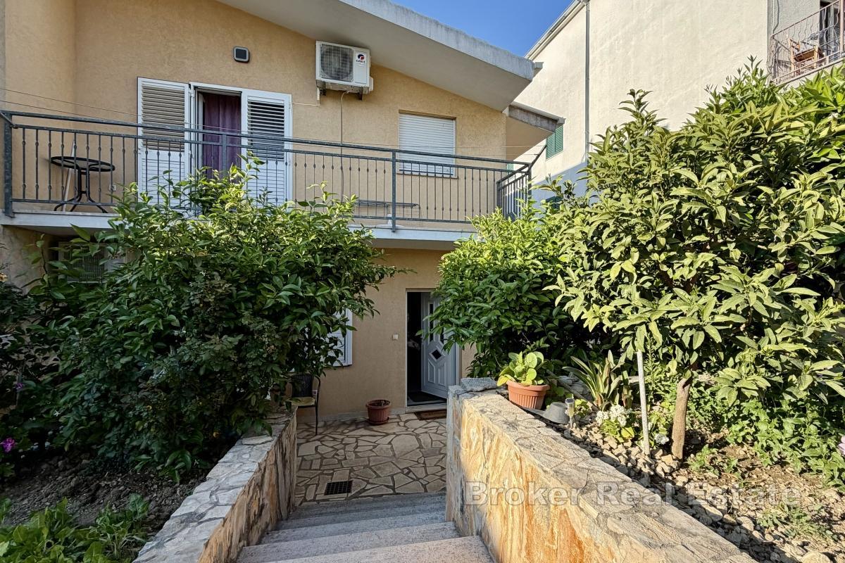 Casa con due appartamenti, giardino e diversi posti auto