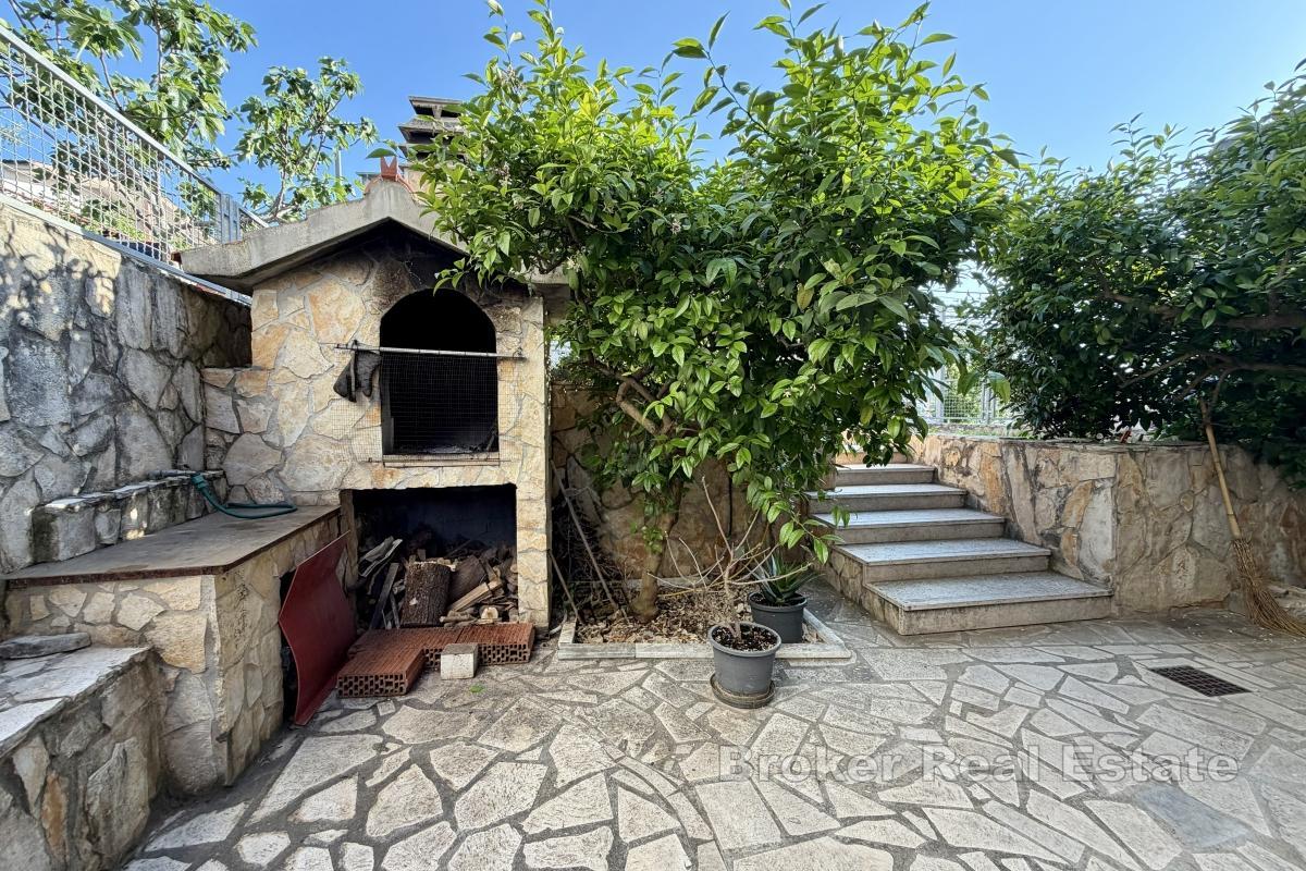 Casa con due appartamenti, giardino e diversi posti auto