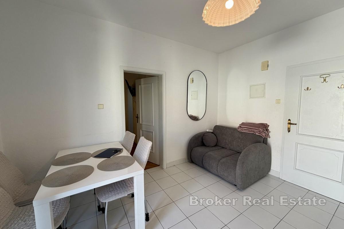 Jednopokojový apartmán s balkonem a parkováním k dlouhodobému pronájmu