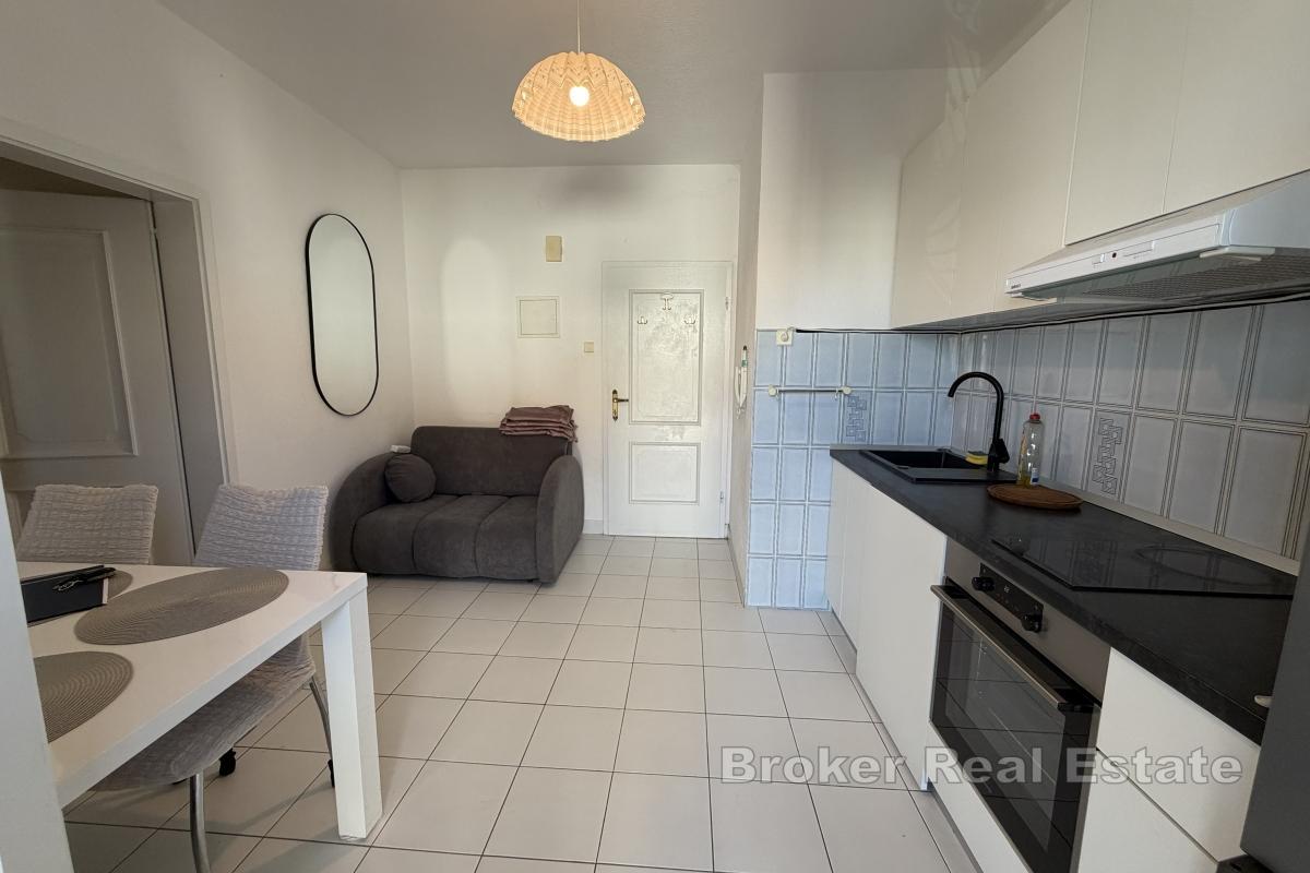 Jednopokojový apartmán s balkonem a parkováním k dlouhodobému pronájmu