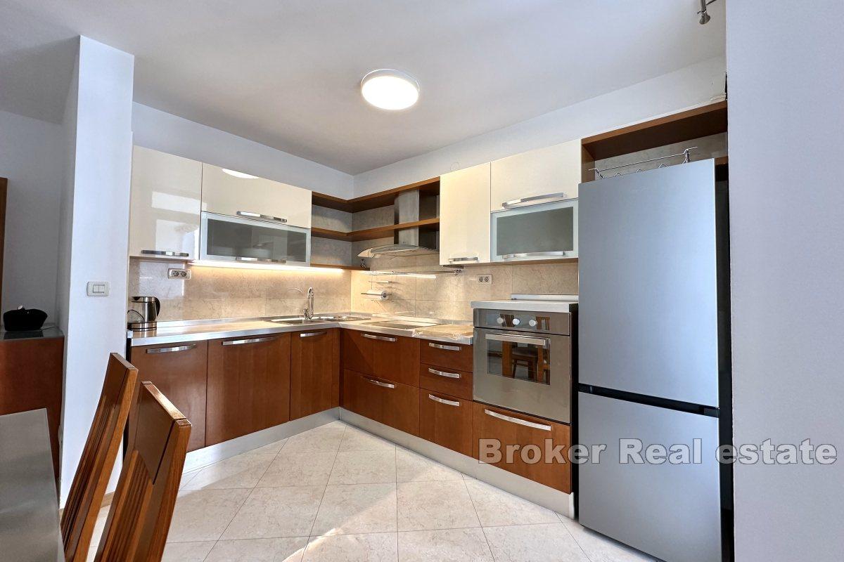 Spacious three-bedroom apartment in Mertojak