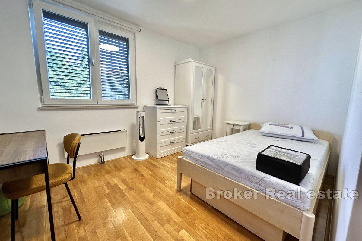 Spacious three-bedroom apartment in Mertojak