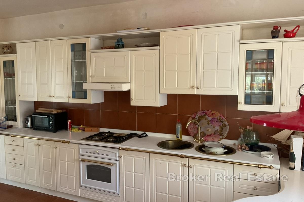 Dům s apartmány v první řadě u moře