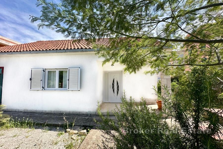Casa a un piano con giardino e garage a Okrug Gornji