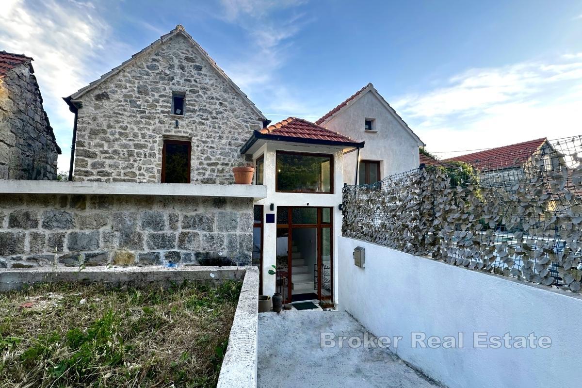 Authentisches Steinhaus mit Pool und Garten