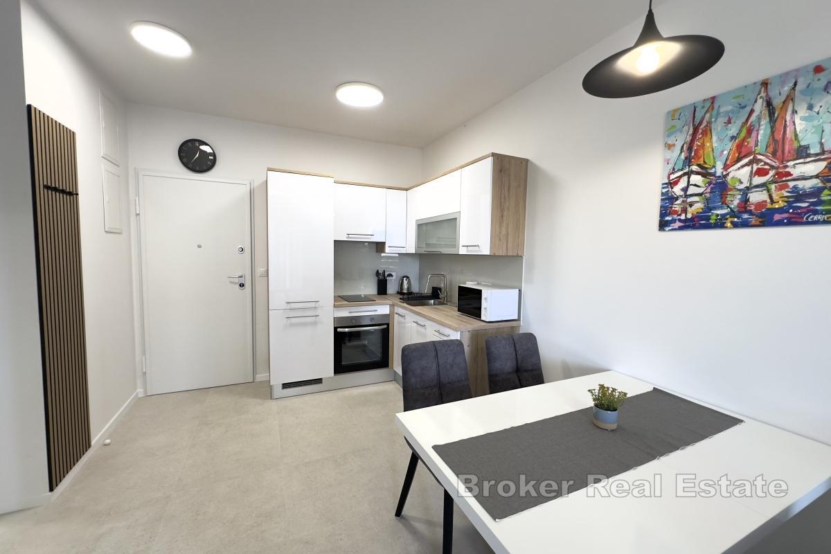 Nuovo appartamento con una camera da letto e garage in un edificio moderno