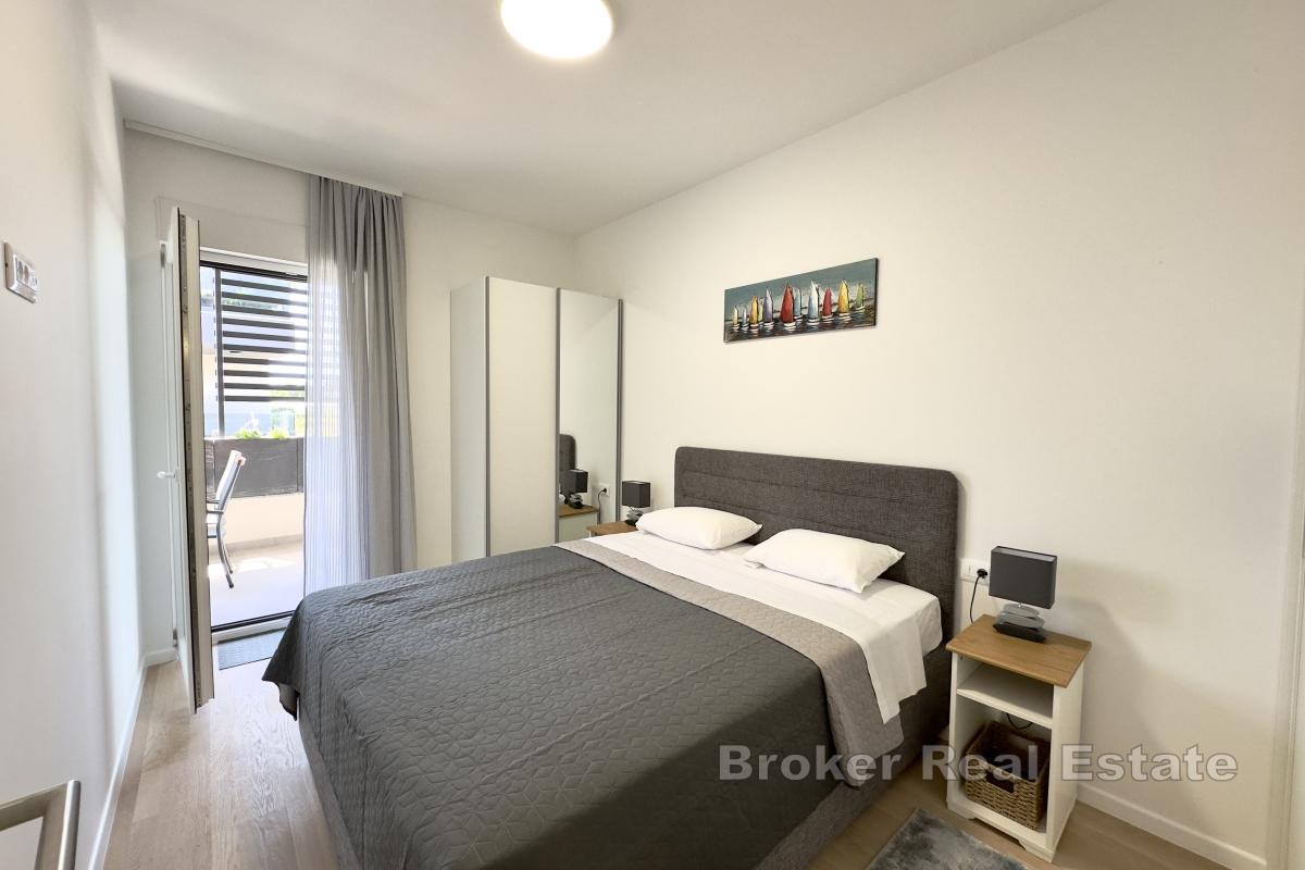 Nuovo appartamento con una camera da letto e garage in un edificio moderno