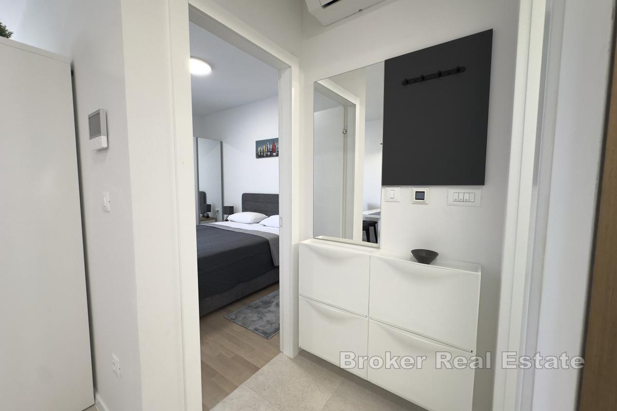 Nuovo appartamento con una camera da letto e garage in un edificio moderno