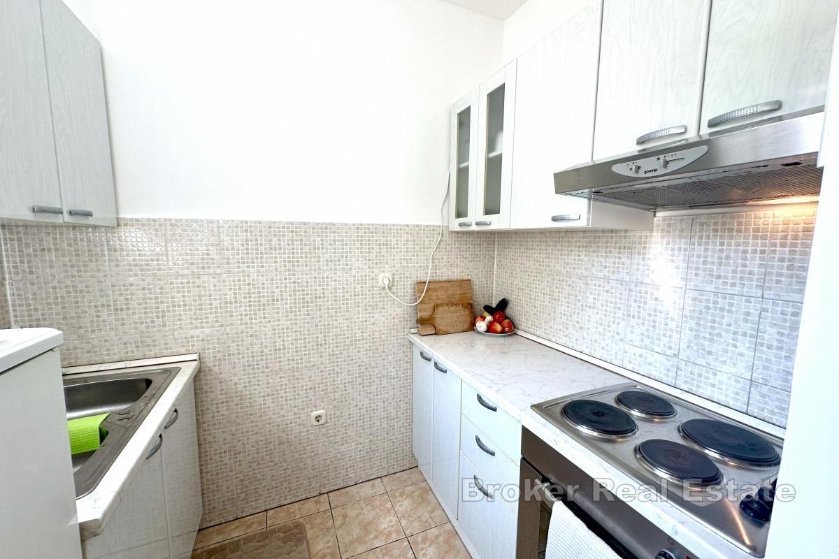 Zwei-Zimmer-Wohnung mit seitlichem Meerblick