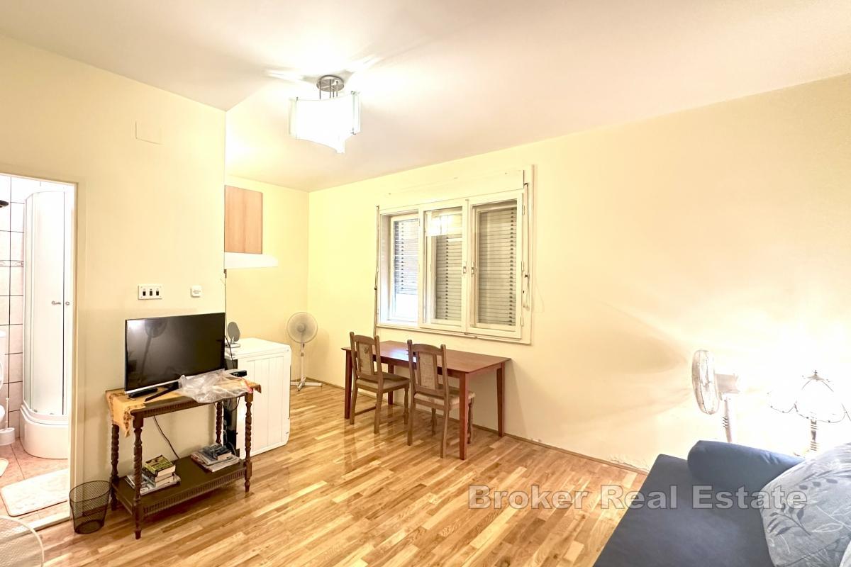 Zwei-Zimmer-Wohnung mit seitlichem Meerblick