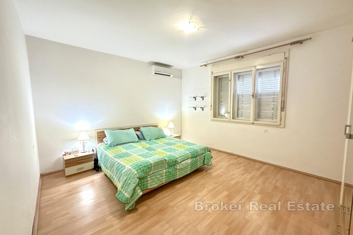 Zwei-Zimmer-Wohnung mit seitlichem Meerblick