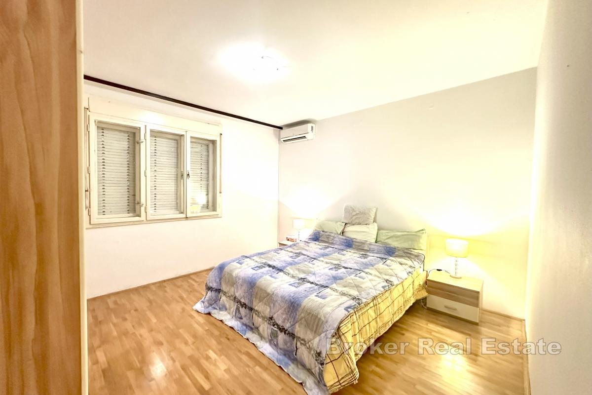 Zwei-Zimmer-Wohnung mit seitlichem Meerblick