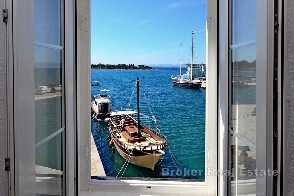 Tri apartmana s pogledom, prvi red do mora