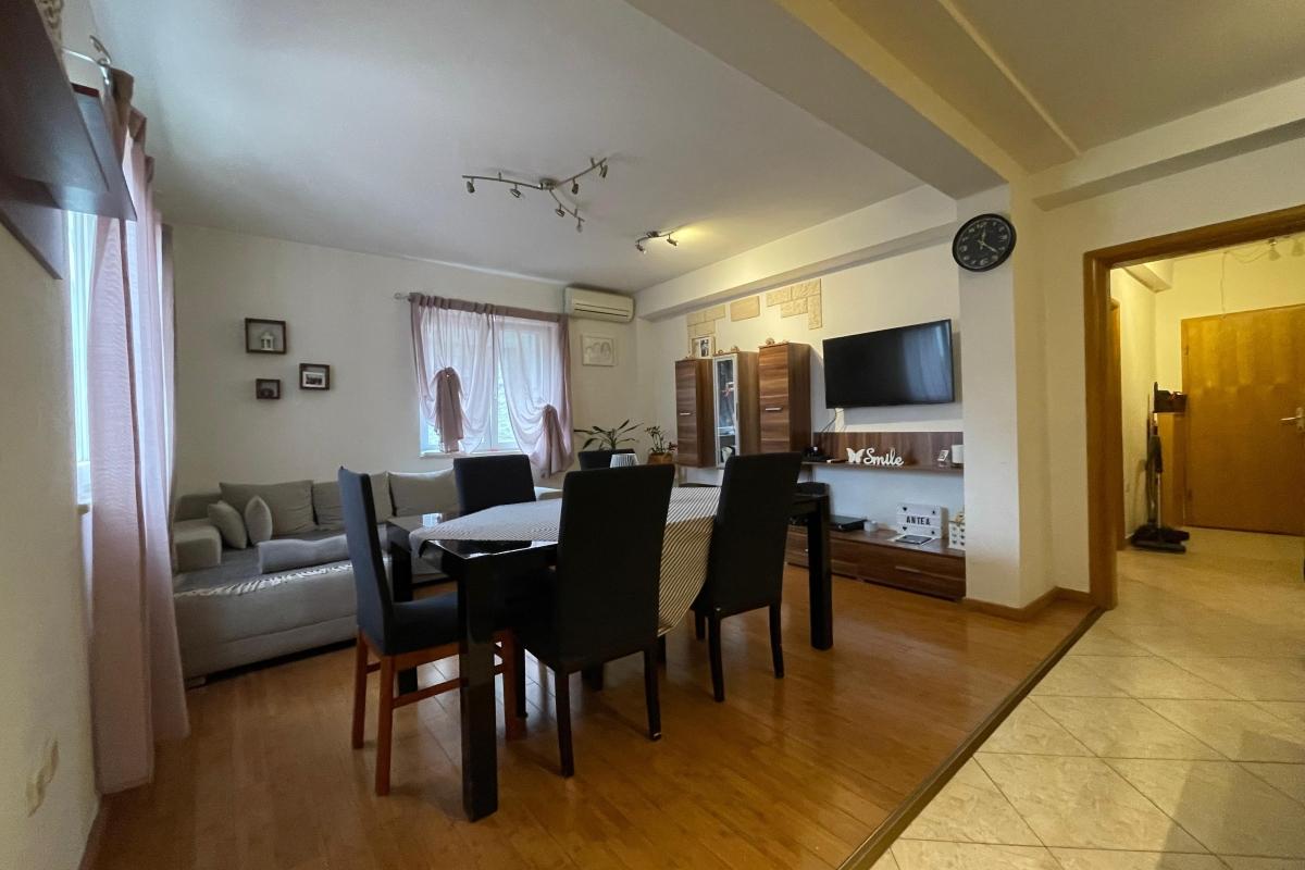 Trosoban stan s garažom i dvorištem u centru Kambelovca