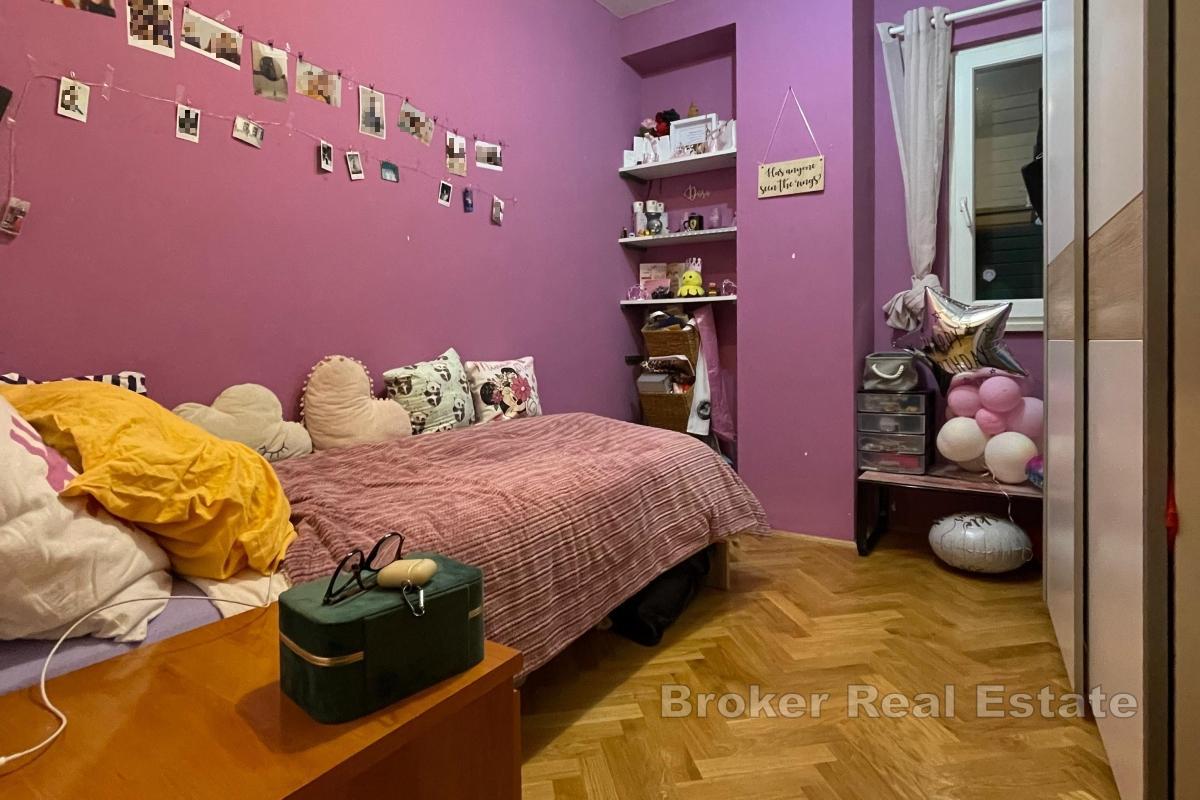 Trosoban stan s garažom i dvorištem u centru Kambelovca