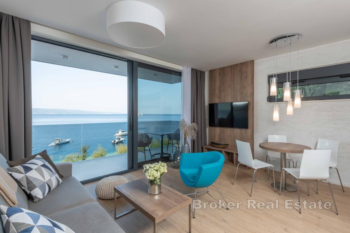 Elegante appartamento con due camere da letto, terrazza e piscina, in prima fila sul mare