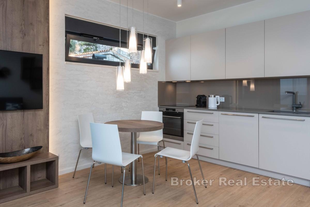 Elegante appartamento con due camere da letto, terrazza e piscina, in prima fila sul mare