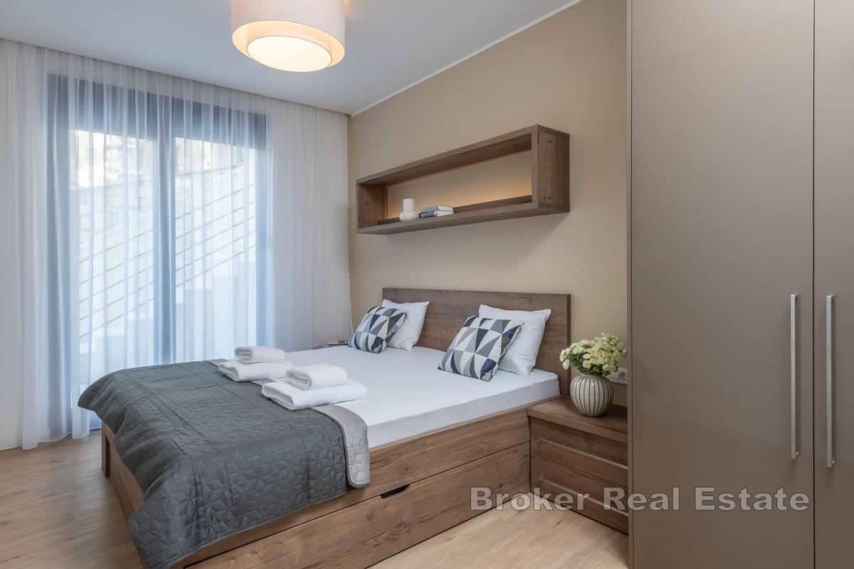 Elegante appartamento con due camere da letto, terrazza e piscina, in prima fila sul mare