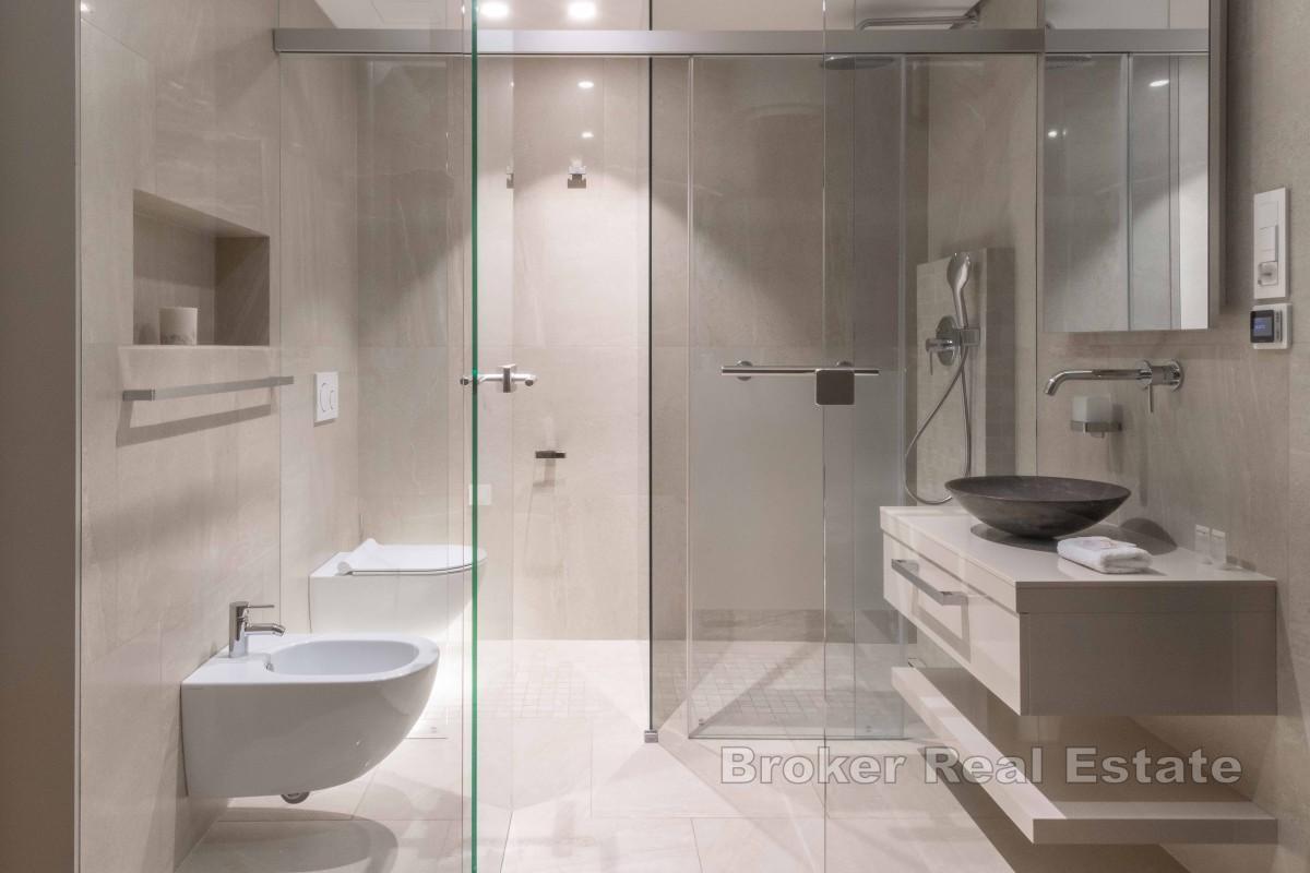 Elegante appartamento con due camere da letto, terrazza e piscina, in prima fila sul mare