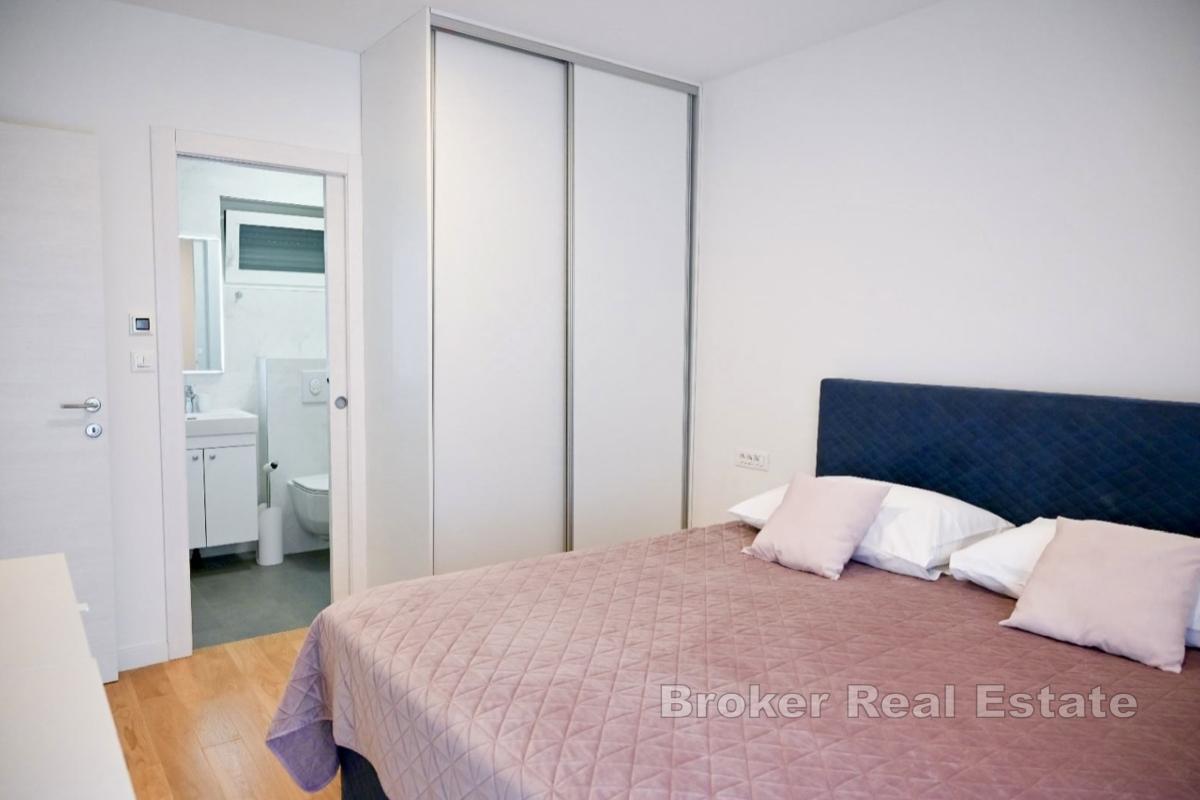 Elegante appartamento con due camere da letto in un nuovo edificio