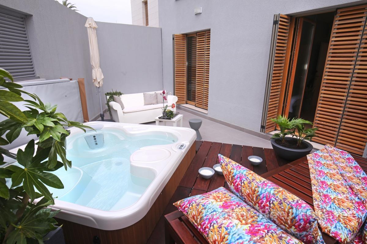 Appartamento arredato in stile moderno con terrazza e giardino