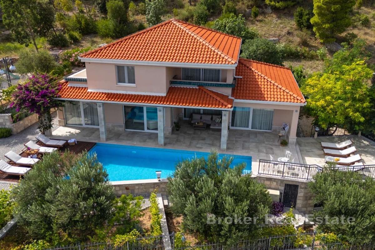 Moderne Villa mit Panoramablick aufs Meer