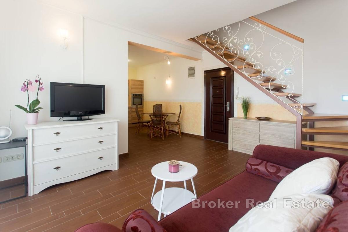 Elegante appartamento duplex con vista mare