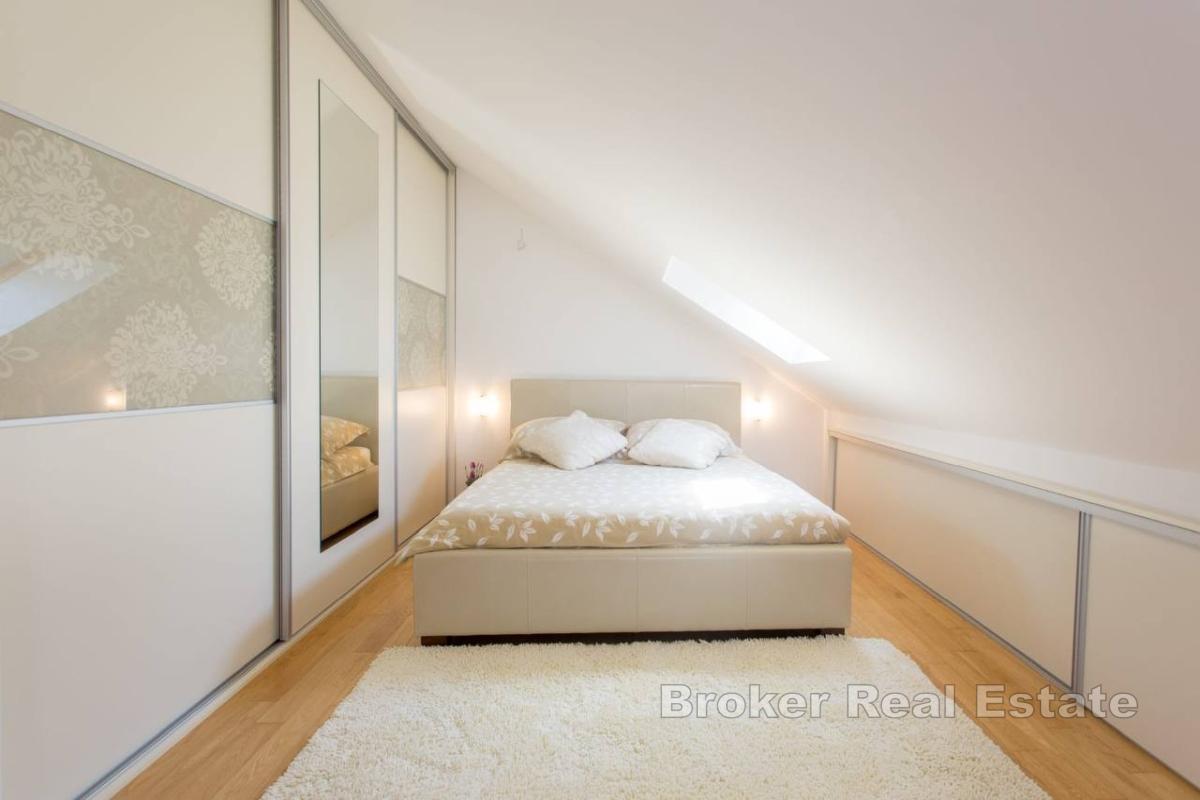 Elegante appartamento duplex con vista mare