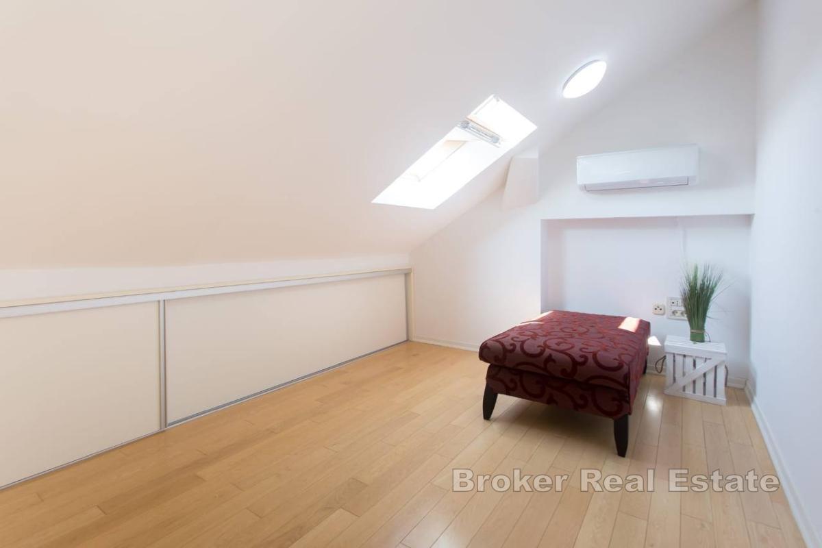 Elegante appartamento duplex con vista mare