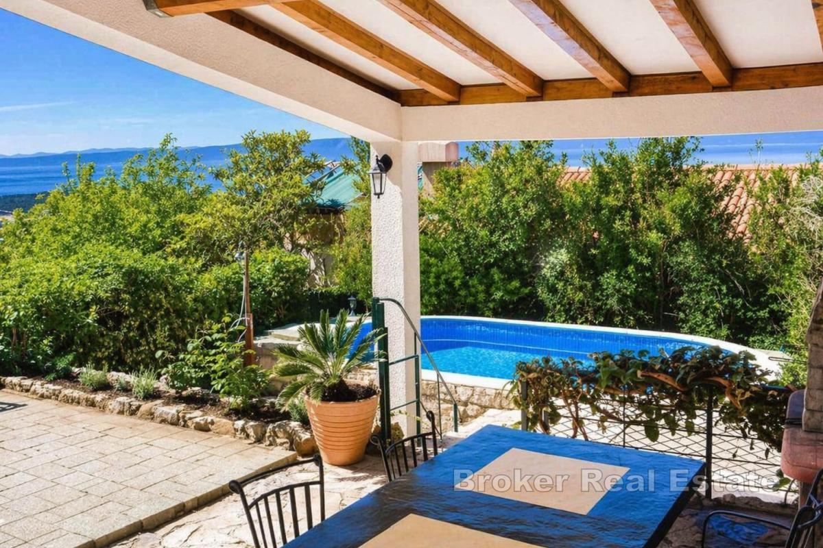 Moderne mediterrane Villa mit Pool