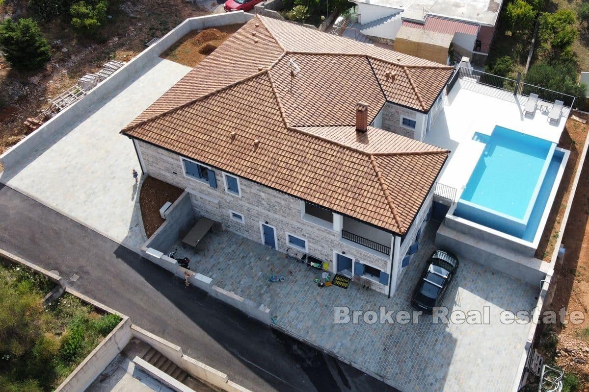 Okouzlující vila na vyvýšeném místě s výhledem na moře