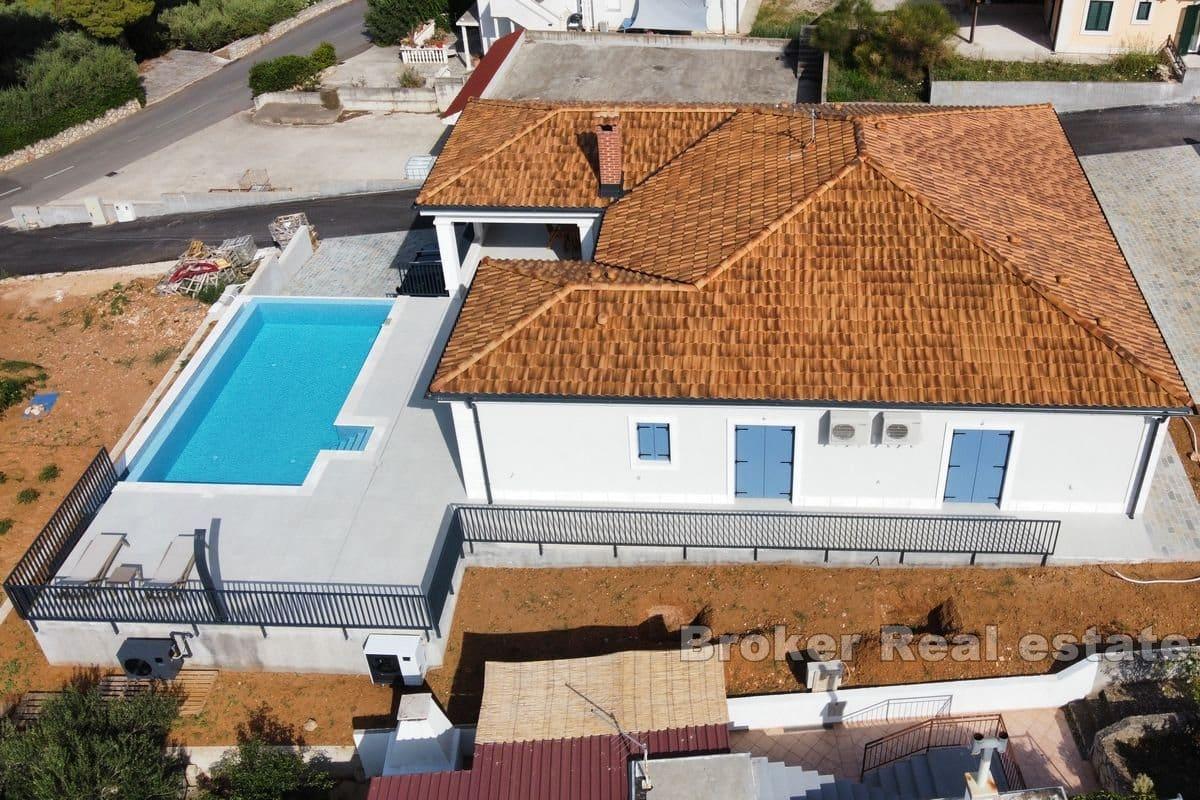 Okouzlující vila na vyvýšeném místě s výhledem na moře